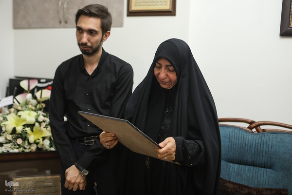 حضور جامعه قرآنی در منزل شهید احسان ذاکری