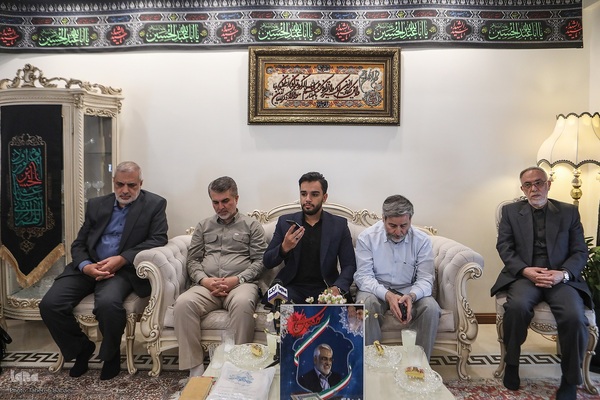 دیدار جامعه قرآنی با خانواده شهید طهرانچی