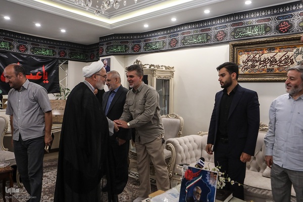 دیدار جامعه قرآنی با خانواده شهید طهرانچی