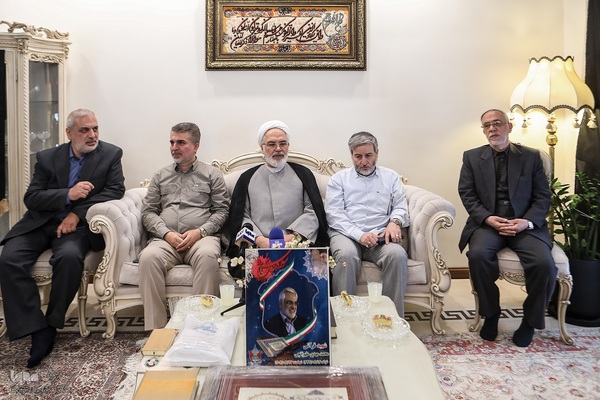 دیدار جامعه قرآنی با خانواده شهید طهرانچی