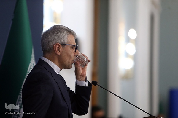 نشست خبری سخنگوی وزارت خارجه با حضور عراقچی