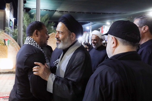 استقبال فلسطینی‌ها از نماینده رهبر انقلاب در موکب الاقصی