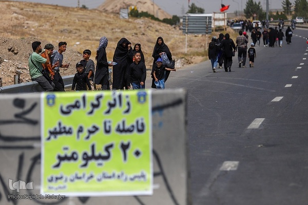 زائران پیاده امام رضا(ع)