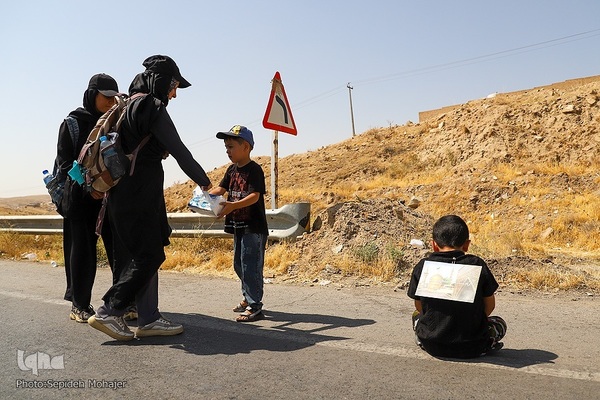 زائران پیاده امام رضا(ع)