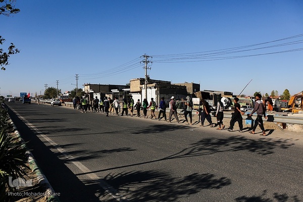 زائران پیاده امام رضا(ع)