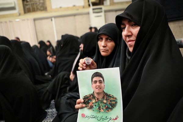 دیدار هزاران نفر از اقشار مختلف مردم در سالروز شهادت امام رضا(ع) با رهبر معظم انقلاب