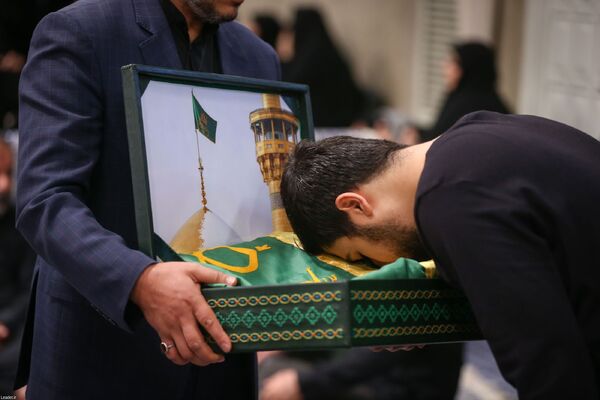 دیدار هزاران نفر از اقشار مختلف مردم در سالروز شهادت امام رضا(ع) با رهبر معظم انقلاب