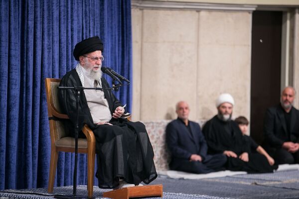 دیدار هزاران نفر از اقشار مختلف مردم در سالروز شهادت امام رضا(ع) با رهبر معظم انقلاب