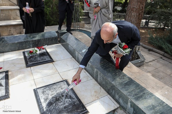 آئین ادای احترام و عطر افشانی مزار شهدای گمنام دانشگاه تهران