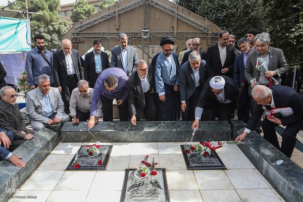 آئین ادای احترام و عطر افشانی مزار شهدای گمنام دانشگاه تهران