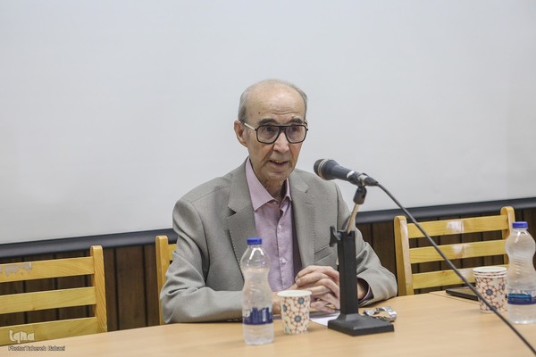 علی‌اشرف صادقی زبان‌شناس ایرانی، استاد بازنشستهٔ دانشگاه تهران و عضو پیوستهٔ فرهنگستان زبان و ادب فارسی