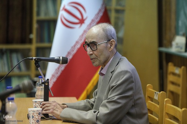 علی‌اشرف صادقی زبان‌شناس ایرانی، استاد بازنشستهٔ دانشگاه تهران و عضو پیوستهٔ فرهنگستان زبان و ادب فارسی