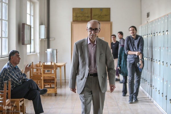 علی‌اشرف صادقی زبان‌شناس ایرانی، استاد بازنشستهٔ دانشگاه تهران و عضو پیوستهٔ فرهنگستان زبان و ادب فارسی