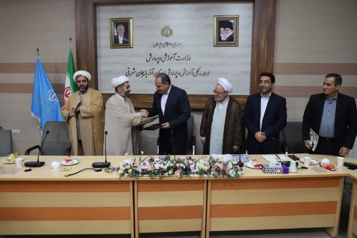 امضای تفاهم‌نامه توسعه فرهنگ نماز در مدارس آذربایجان‌شرقی