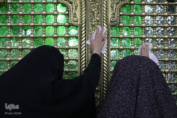 غبارروبی حرم مطهر حضرت فاطمه معصومه(س) توسط جهادگران جهاددانشگاهی