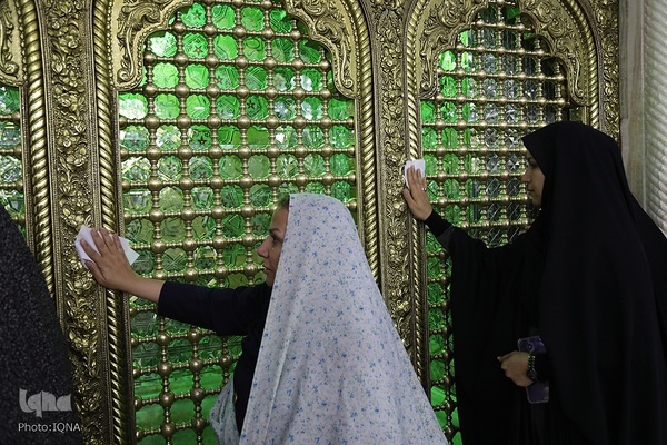 غبارروبی حرم مطهر حضرت فاطمه معصومه(س) توسط جهادگران جهاددانشگاهی