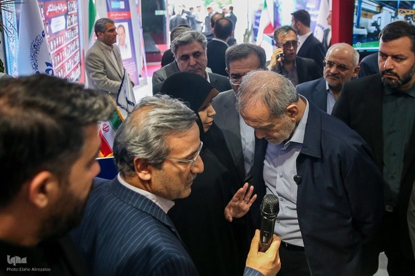 بازدید رئیس‌جمهور از نمایشگاه دستاوردهای جهاددانشگاهی