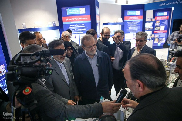 بازدید رئیس‌جمهور از نمایشگاه دستاوردهای جهاددانشگاهی