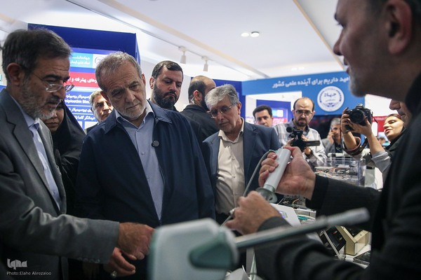 بازدید رئیس‌جمهور از نمایشگاه دستاوردهای جهاددانشگاهی