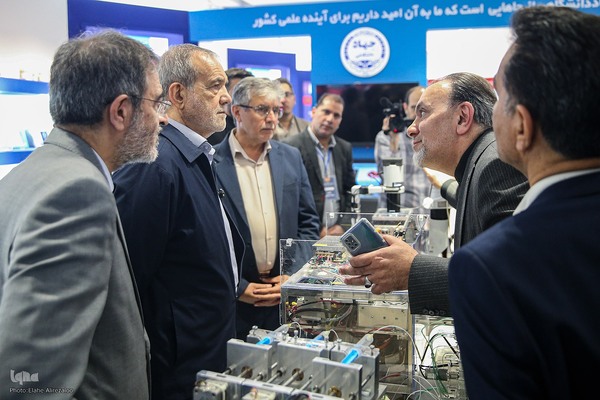 بازدید رئیس‌جمهور از نمایشگاه دستاوردهای جهاددانشگاهی