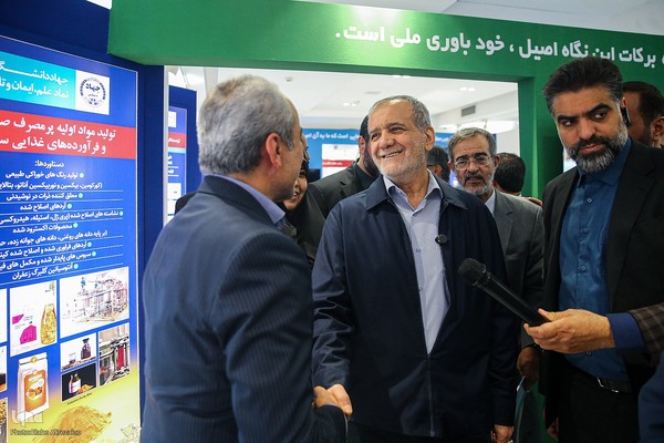 بازدید رئیس‌جمهور از نمایشگاه دستاوردهای جهاددانشگاهی