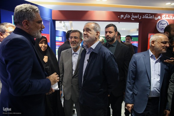 بازدید رئیس‌جمهور از نمایشگاه دستاوردهای جهاددانشگاهی
