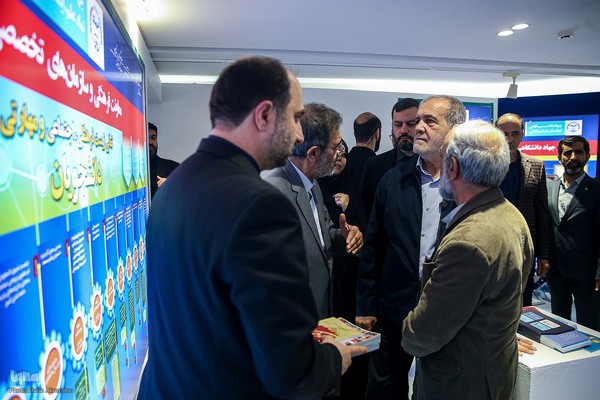 بازدید رئیس‌جمهور از نمایشگاه دستاوردهای جهاددانشگاهی