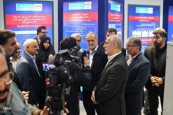 بازدید رئیس‌جمهور از نمایشگاه دستاوردهای جهاددانشگاهی