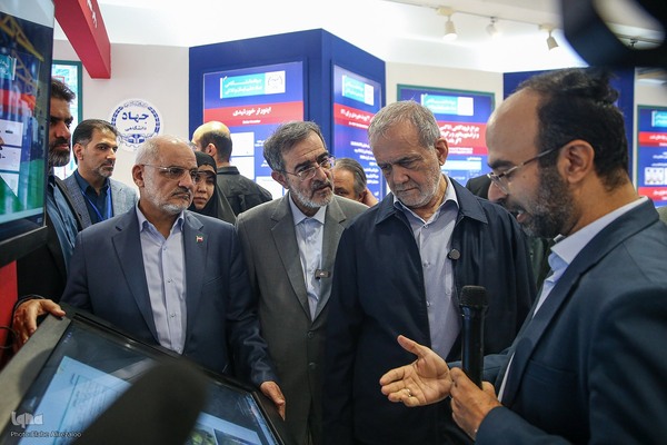 بازدید رئیس‌جمهور از نمایشگاه دستاوردهای جهاددانشگاهی