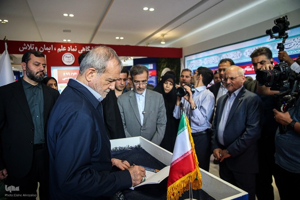 بازدید رئیس‌جمهور از نمایشگاه دستاوردهای جهاددانشگاهی