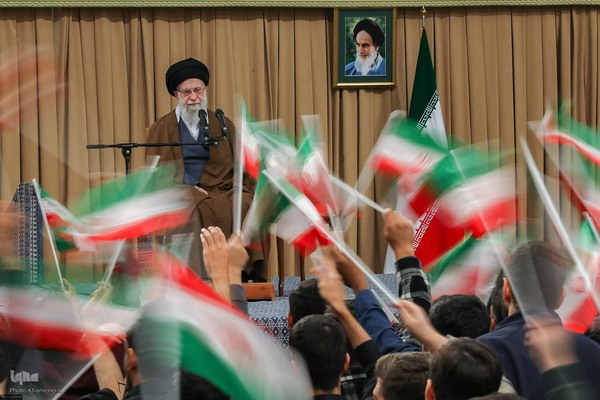 دیدار جمعی از دانش‌آموزان و دانشجویان با رهبر معظم انقلاب