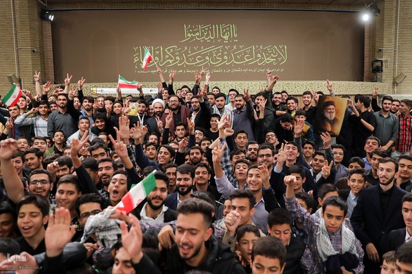دیدار جمعی از دانش‌آموزان و دانشجویان با رهبر معظم انقلاب