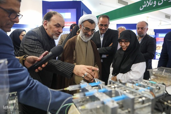 بازدید دبیر شورای عالی انقلاب فرهنگی از نمایشگاه دستاوردهای علمی و فناورانه جهاددانشگاهی