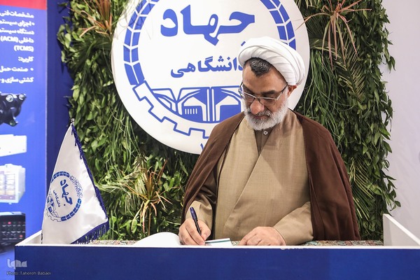 بازدید دبیر شورای عالی انقلاب فرهنگی از نمایشگاه دستاوردهای علمی و فناورانه جهاددانشگاهی