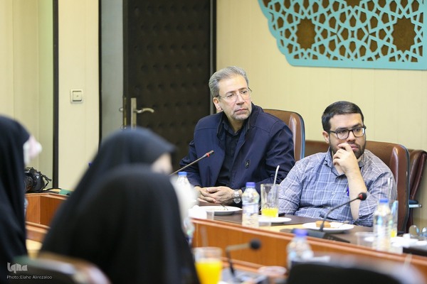 نشست معرفی و نقد و بررسی کتاب همزاد تنهایی