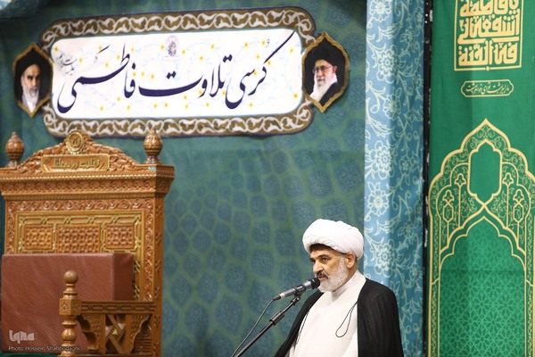 کرسی تلاوت فاطمی در حرم مطهر حضرت معصومه(س)