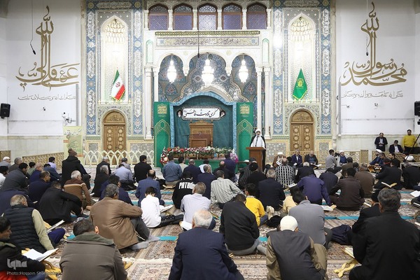 کرسی تلاوت فاطمی در حرم مطهر حضرت معصومه(س)