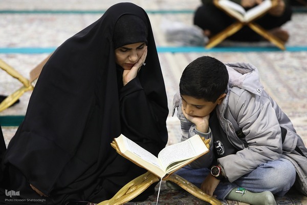 کرسی تلاوت فاطمی در حرم مطهر حضرت معصومه(س)