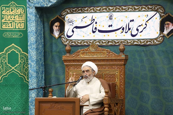 کرسی تلاوت فاطمی در حرم مطهر حضرت معصومه(س)