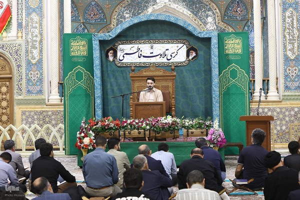 کرسی تلاوت فاطمی در حرم مطهر حضرت معصومه(س)