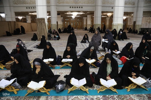 کرسی تلاوت فاطمی در حرم مطهر حضرت معصومه(س)