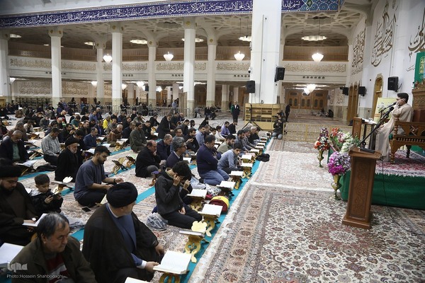 کرسی تلاوت فاطمی در حرم مطهر حضرت معصومه(س)