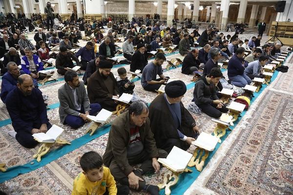 کرسی تلاوت فاطمی در حرم مطهر حضرت معصومه(س)