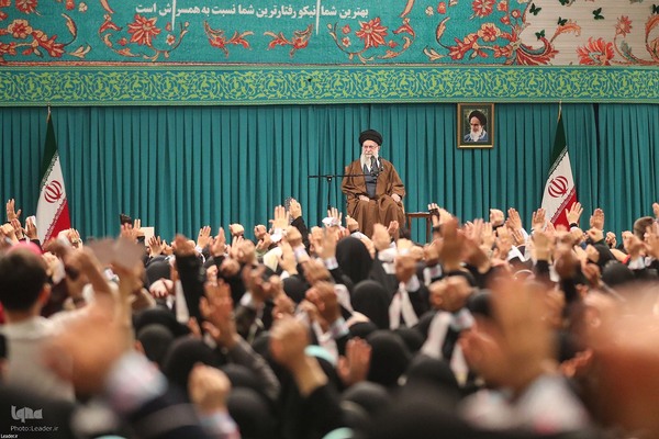 دیدار هزاران نفر از زنان و دختران با رهبر معظم انقلاب