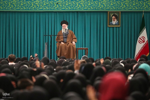 دیدار هزاران نفر از زنان و دختران با رهبر معظم انقلاب
