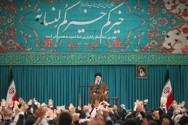 دیدار هزاران نفر از زنان و دختران با رهبر معظم انقلاب