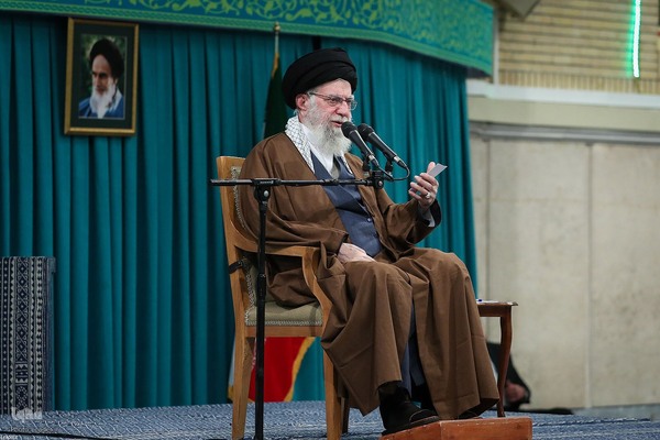 دیدار هزاران نفر از زنان و دختران با رهبر معظم انقلاب