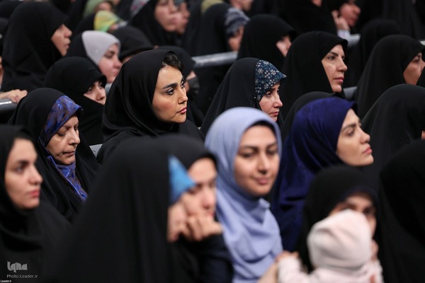 دیدار هزاران نفر از زنان و دختران با رهبر معظم انقلاب