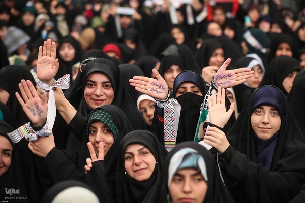 دیدار هزاران نفر از زنان و دختران با رهبر معظم انقلاب