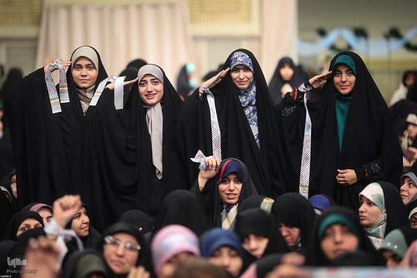 دیدار هزاران نفر از زنان و دختران با رهبر معظم انقلاب